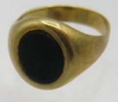 A gentleman's 18ct yellow gold & bloodstone signet ring, size T. Approx weight 10.7 grams. Condition