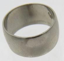 An 18ct white gold wedding ring, size T. Approx weight 12.4 grams. Condition report: Surface