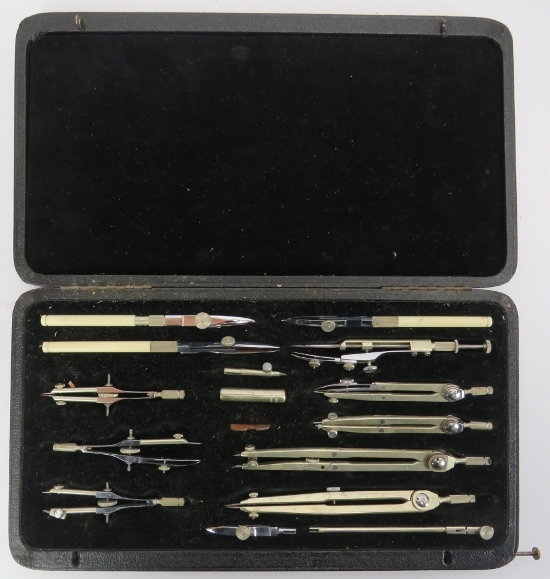 A cased set of Irish drawing instruments by Lee Guinness and a letter rack. (2 items) Rack: 27 cm - Image 2 of 4