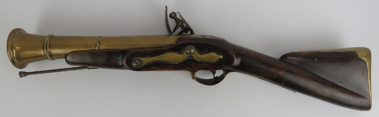 An oak, brass and steel flintlock blunderbuss, 18th century. With a three-stage brass barrel and - Image 2 of 6
