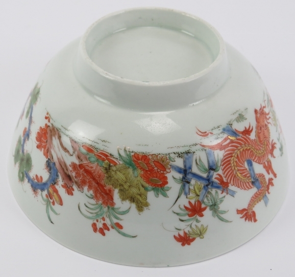 A rare Worcester Kakiemon dragon bowl, mid 18th century. Finely overglaze painted with a - Image 7 of 7