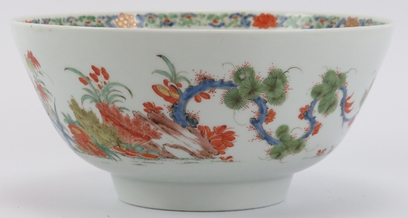 A rare Worcester Kakiemon dragon bowl, mid 18th century. Finely overglaze painted with a - Image 2 of 7