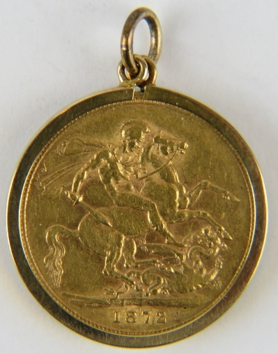 Full gold sovereign, 1872 Queen Victoria young head. Mounted in a removable 9ct gold pendant