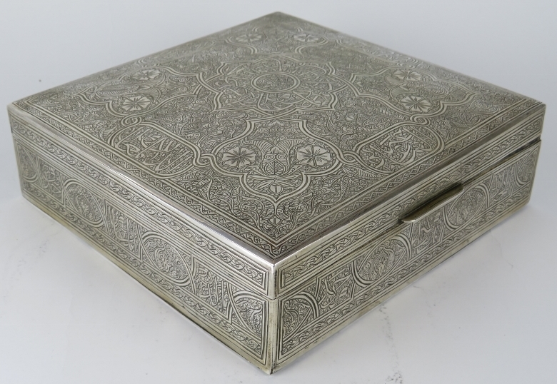 A large Egyptian white metal trinket box with finely engraved decoration of Islamic form. Bears - Image 4 of 5