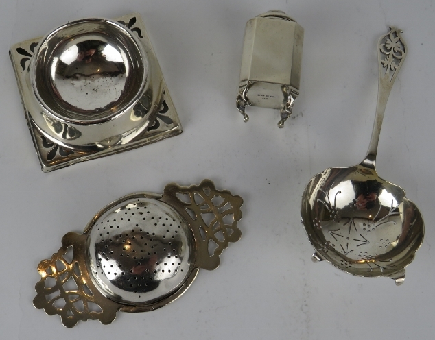 A silver tea strainer and stand, a similar silver tea strainer and an Art Deco pepperette. Various - Bild 2 aus 2