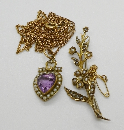 A sweetheart pendant set with an amethyst surrounded by seed pearls in yellow, on a yellow metal - Image 3 of 3