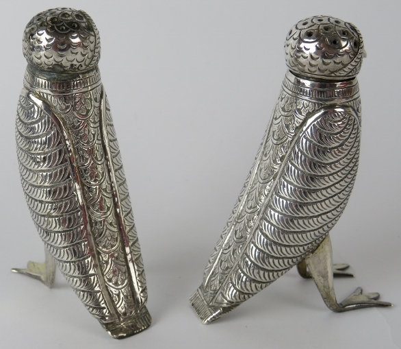 A pair of Indian white metal pepperettes in the form of birds with red glass eyes. Height 9cm. Gross - Bild 2 aus 3