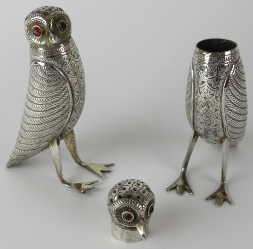 A pair of Indian white metal pepperettes in the form of birds with red glass eyes. Height 9cm. Gross - Bild 3 aus 3