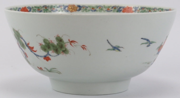 A rare Worcester Kakiemon dragon bowl, mid 18th century. Finely overglaze painted with a - Image 3 of 7