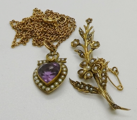 A sweetheart pendant set with an amethyst surrounded by seed pearls in yellow, on a yellow metal - Image 2 of 3