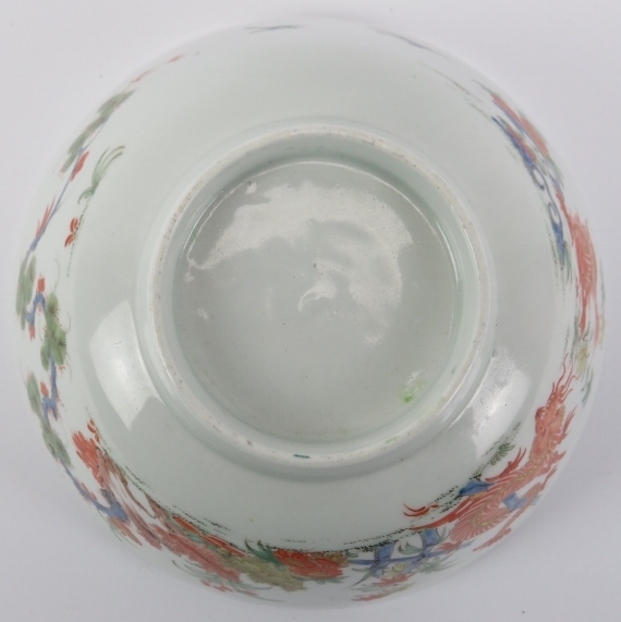 A rare Worcester Kakiemon dragon bowl, mid 18th century. Finely overglaze painted with a - Image 6 of 7