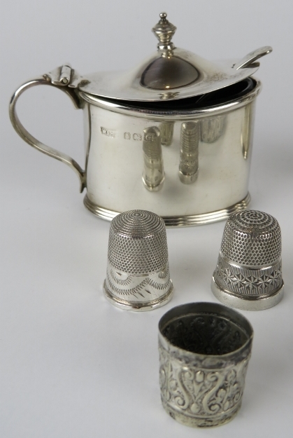 Mixed hallmarked silver to include a pair of mustard pots, bangle, hip flask cup, two thimbles, - Image 2 of 4