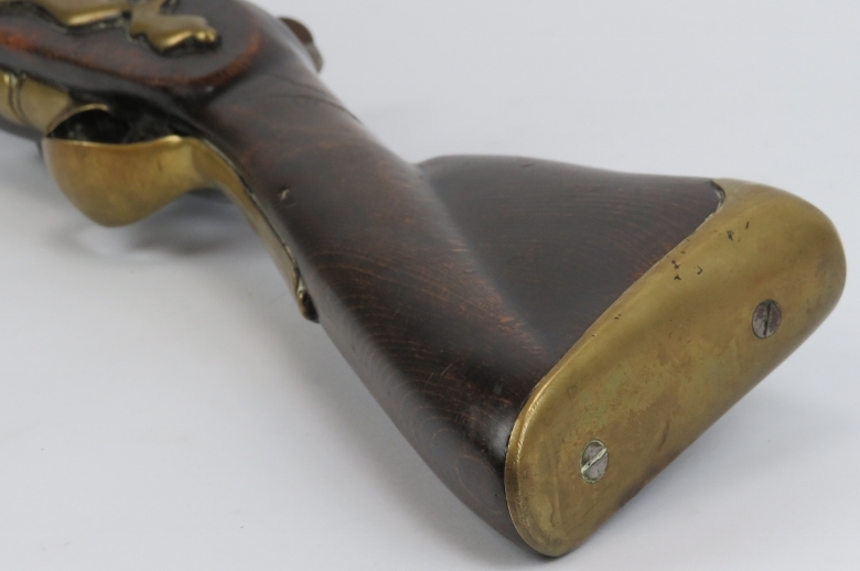 An oak, brass and steel flintlock blunderbuss, 18th century. With a three-stage brass barrel and - Image 5 of 6