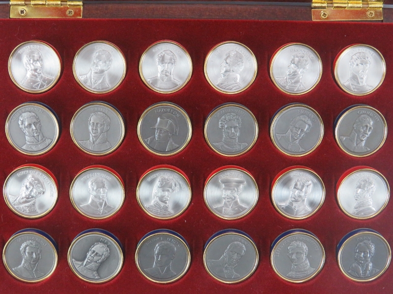 A Franklin Mint ‘Battle of Waterloo Checkers Set’. The hinged cover opening to reveal twenty four - Image 2 of 3