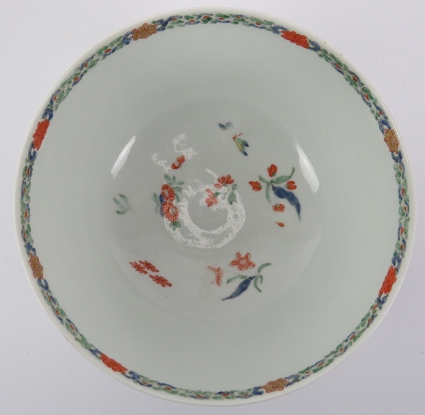 A rare Worcester Kakiemon dragon bowl, mid 18th century. Finely overglaze painted with a - Image 5 of 7