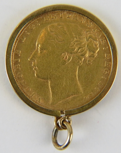 Full gold sovereign, 1872 Queen Victoria young head. Mounted in a removable 9ct gold pendant - Image 2 of 3