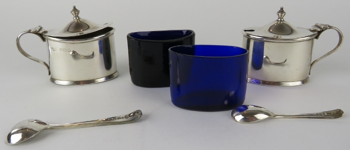 Mixed hallmarked silver to include a pair of mustard pots, bangle, hip flask cup, two thimbles, - Image 4 of 4