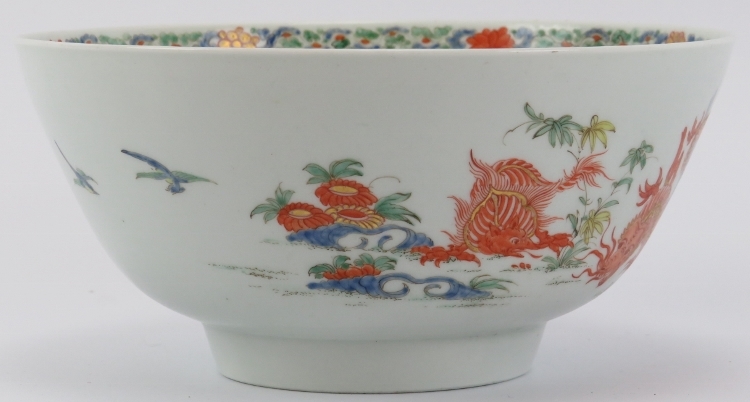 A rare Worcester Kakiemon dragon bowl, mid 18th century. Finely overglaze painted with a - Image 4 of 7
