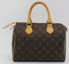 A Louis Vuitton monogram canvas leather ’Speedy 25’ handbag. Approximate dimensions: 26 cm length,