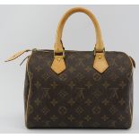 A Louis Vuitton monogram canvas leather ’Speedy 25’ handbag. Approximate dimensions: 26 cm length,