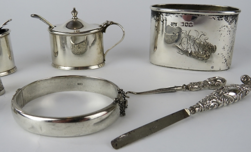 Mixed hallmarked silver to include a pair of mustard pots, bangle, hip flask cup, two thimbles, - Image 3 of 4