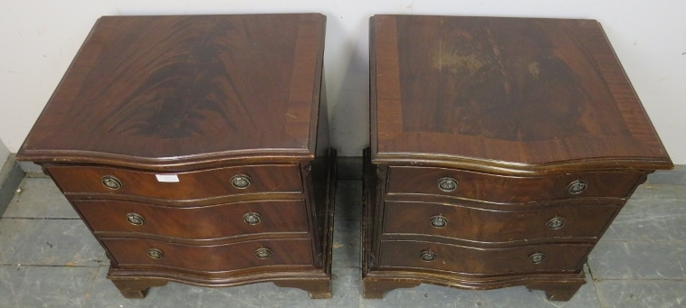 A pair of reproduction mahogany serpentine fronted bedside chests in the Georgian taste, each - Image 3 of 3