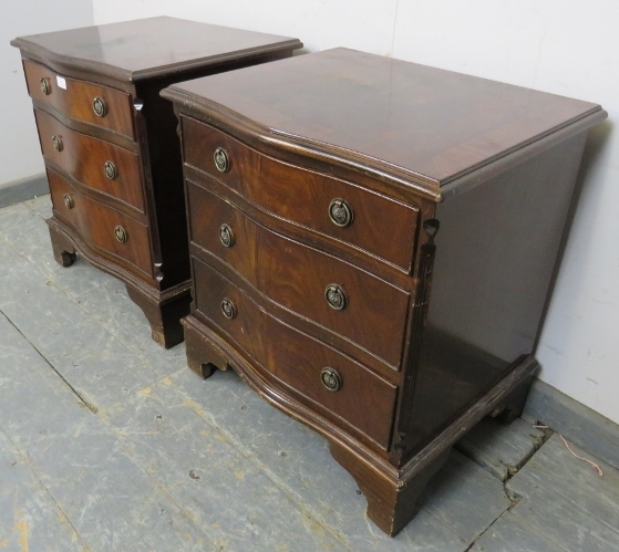 A pair of reproduction mahogany serpentine fronted bedside chests in the Georgian taste, each - Image 2 of 3