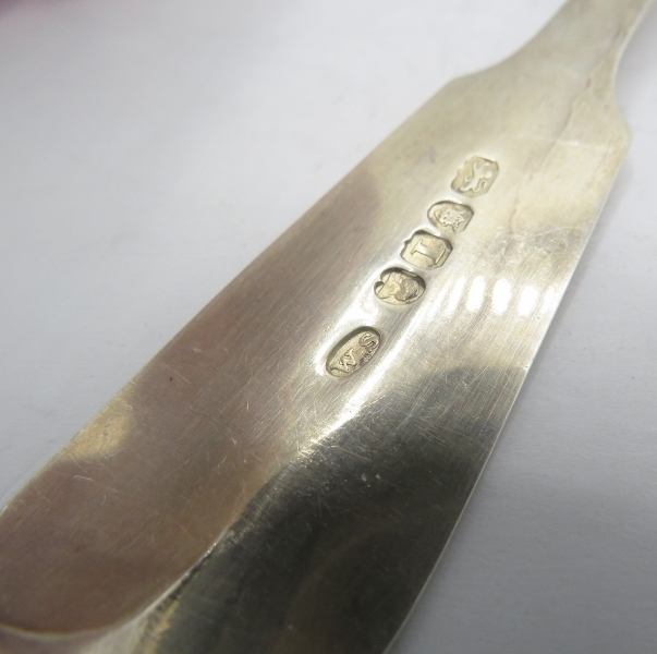 A Georgian silver fiddle pattern basting spoon, London 1804, William Sumner. Approx weight 3.6 - Image 2 of 2