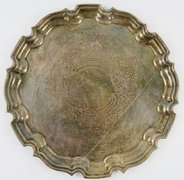 A Georgian style silver tray with pie crust rim and engraved centre. Hallmarked for Birmingham 1961, - Image 2 of 4