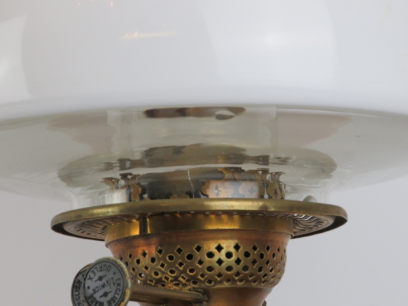 Two British Duplex brass and glass oil lamps, late 19th/early 20th century. (2 items) 58.5 cm - Image 4 of 4
