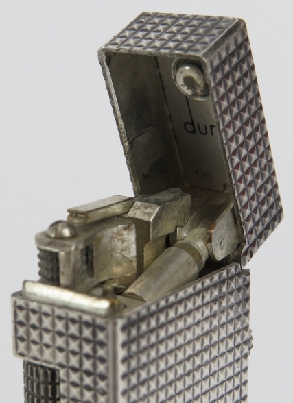 A vintage Dunhill silver plated lighter. US Patent: RE24163. 6.4 cm height. Condition report: Some - Image 4 of 4