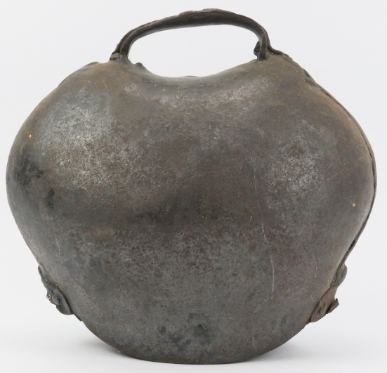 An antique cast iron cowbell, 19th century. 25 cm height. Condition report: Some age related wear