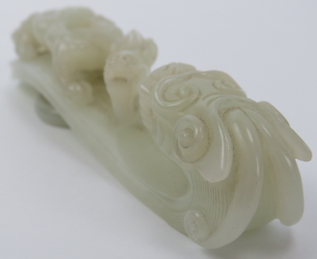 A Chinese celadon jade dragon belt hook, 18th/19th century. Finely carved depicting a chilong dragon - Image 4 of 8