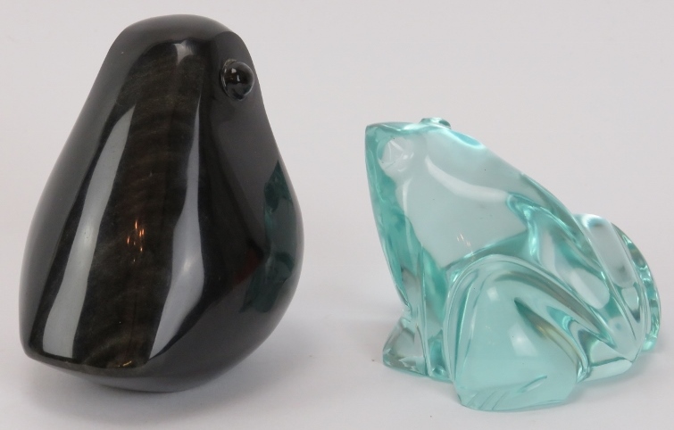 A carved silver obsidian figure of a bird and a Baccarat style glass frog. (2 items) Bird: 8.4 cm - Image 2 of 2