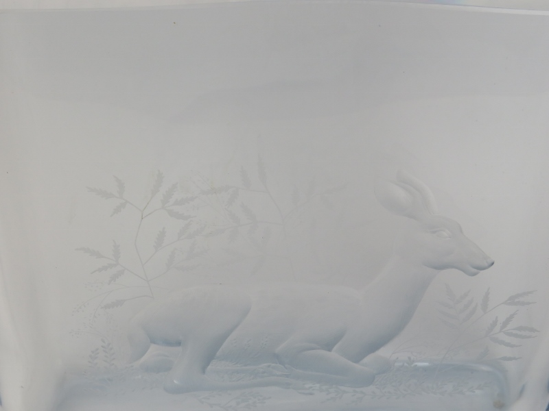 A Strombergshyttan Swedish ice coloured crystal glass vase engraved with a recumbent deer, 20th - Image 3 of 6