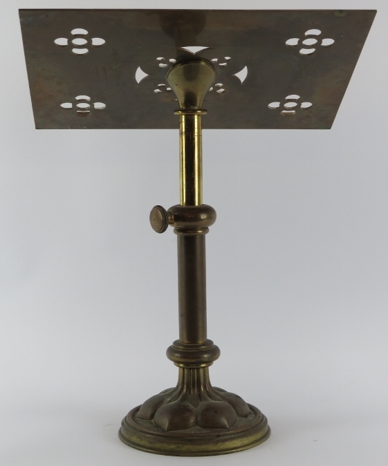 An ecclesiastical brass pedestal lectern, late 19th/early 20th century. The slope decorated with - Bild 2 aus 3