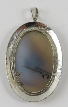 A moss agate ‘Landscape’ pendant in oval white metal frame, 5cm overall, gross weight 12gms approx - Image 2 of 2