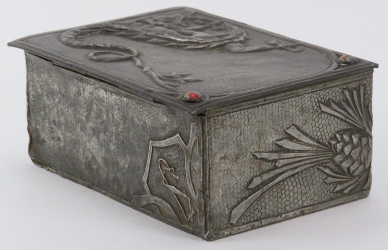 A rare Arts & Crafts pewter trinket box, early 20th century. Decorated in repoussé with a dragon and - Image 5 of 7