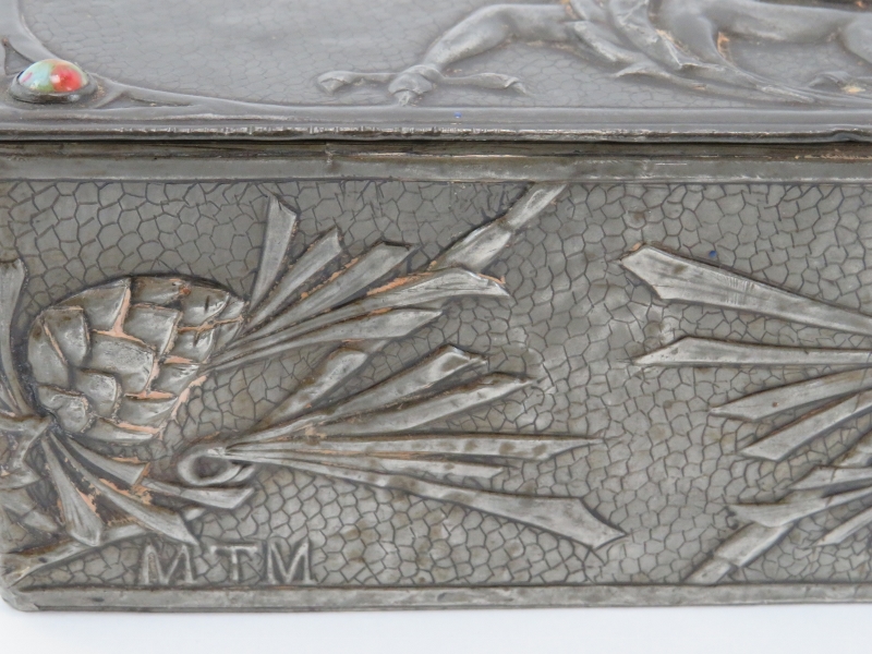 A rare Arts & Crafts pewter trinket box, early 20th century. Decorated in repoussé with a dragon and - Bild 6 aus 7