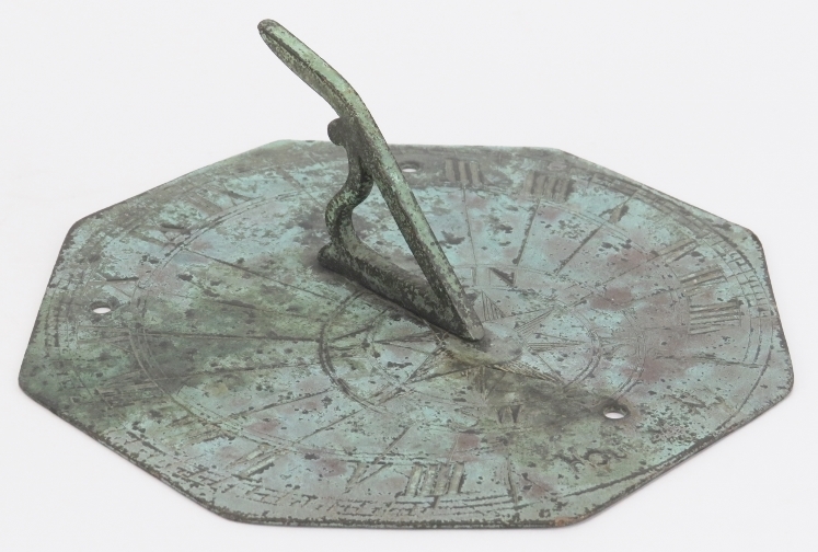 An octagonal bronze sundial, probably 18th/19th century. The octagonal plate with angular S scrolled - Image 2 of 3