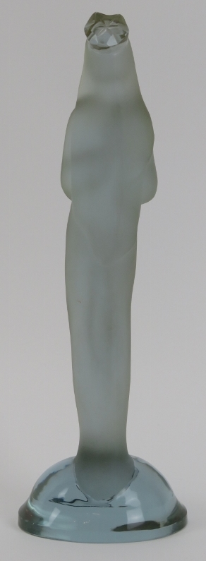 A Bohemian frosted alexandrite (neodymium) glass figure of Madonna, Czechoslovakia, 20th century. - Bild 2 aus 3