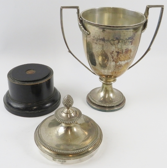 A lidded silver sports trophy with double acanthus leaf handles, pineapple finial and gadrooned - Image 4 of 5