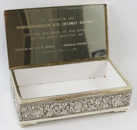 A highly ornate Indonesian silver presentation box with internal inscription. Marked UD 800 to base. - Image 2 of 4