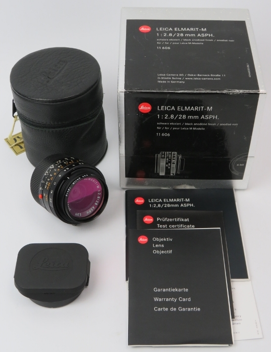 A Leica Elmarit-M 1:2,8 / 28mm ASPH E39 black camera lens. With cap, hood, case, paperwork and - Image 2 of 3