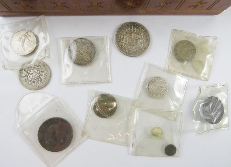 A carved wood box of mixed 19th and 20th century British, European and world coins including a Queen - Image 3 of 3