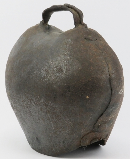 An antique cast iron cowbell, 19th century. 25 cm height. Condition report: Some age related wear - Image 2 of 4