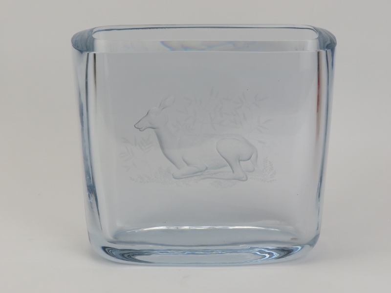 A Strombergshyttan Swedish ice coloured crystal glass vase engraved with a recumbent deer, 20th - Image 4 of 6