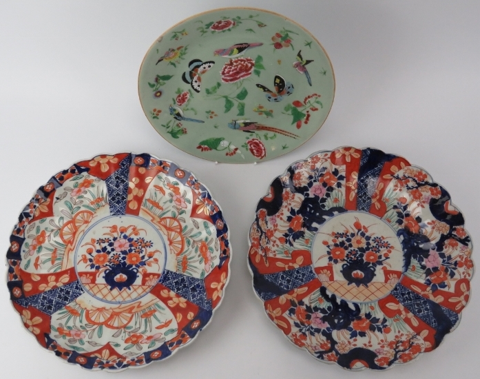 A Chinese enamelled celadon plate, 19th century and two Japanese Imari scalloped plates, late - Bild 2 aus 2