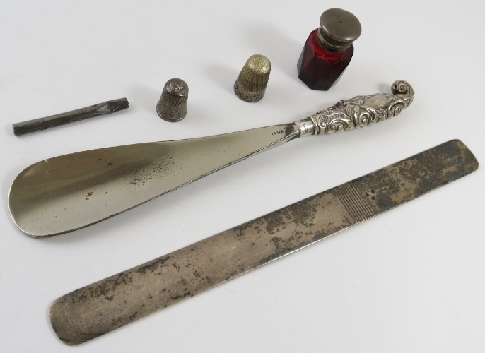 Mixed silver to include a paperknife, thimbles, needle case, shoe horn, perfume bottle and white - Image 3 of 3