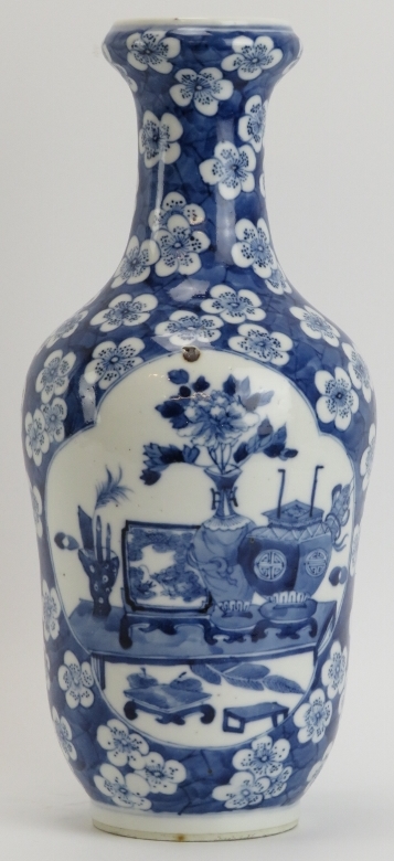 A Chinese blue and white porcelain vase, 19th century. Decorated with ‘Hundred Antiques’ - Bild 2 aus 4